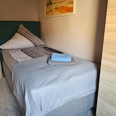 Holiday home Monteurwohnung An Der Wasserburg Weilerswist-metternich, E-ladestation, Naehe Phantasialand, Palmenparadies Euskirchen Weilerswist
